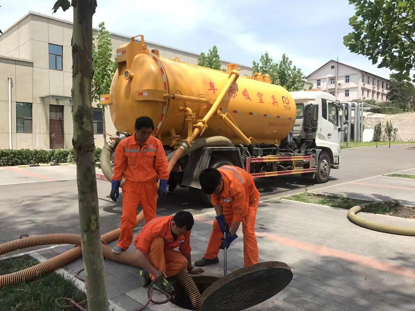 湾岭镇管道疏通车停在窨井附近