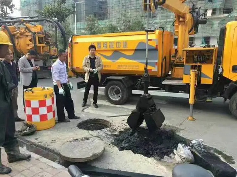 湾岭镇街道：网格员化身“清道夫”，为民解忧疏通“堵心”化粪池