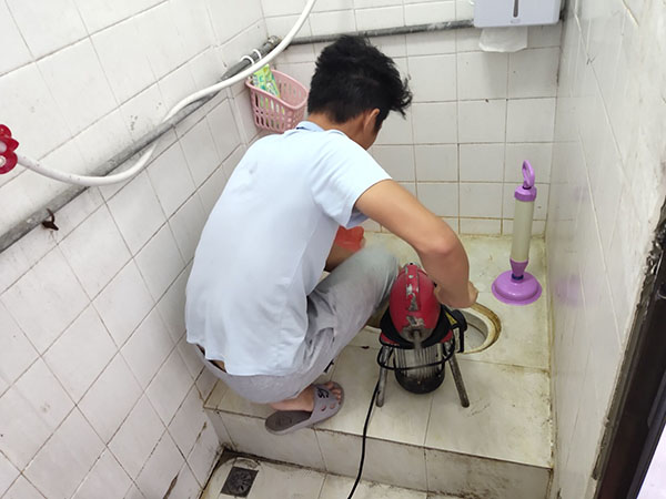 湾岭镇肥皂掉到马桶里把马桶堵住了怎么办？马桶堵住了怎么办